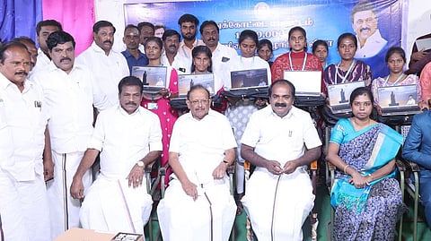 அறந்தாங்கி அரசுக் கல்லூரியில் 477 பேருக்கு மடிக்கணினிகள்