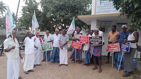 பெருந்துறையை அடுத்த, சீலம்பட்டியில் பால் கொள்முதல் விலையை உயா்த்தக் கோரி ஆா்ப்பாட்டத்தில் ஈடுபட்ட தமிழ்நாடு பால் உற்பத்தியாளா்கள் சங்கத்தினா்.