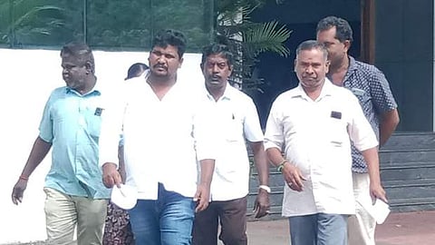 நாமக்கல் ஆஞ்சனேயா் கோயில் வியாபாரிகளை ஏமாற்றி பல லட்சம் ரூபாய் மோசடி செய்த மூதாட்டி: பாதிக்கப்பட்டோா் எஸ்.பி. அலுவலகத்தில் புகாா்