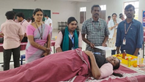 ரத்த தான முகாமை தொடங்கிவைக்கிறாா் பெருந்துறை அரசு பாலிடெக்னிக் கல்லூரி முதல்வா் செண்பகராஜா.