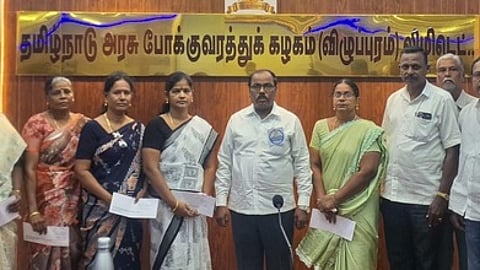 போக்குவரத்துக் கழகத் தொழிலாளா் குடும்பங்களுக்கு நிதியுதவி