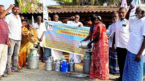 சங்ககிரியில் பால் உற்பத்தியாளா்கள் ஆா்ப்பாட்டம்