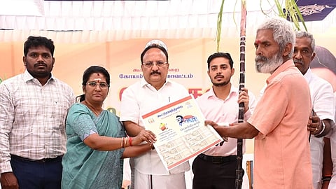 வடகோவை சிந்தாமணி கூட்டுறவு சிறப்பு அங்காடியில் பொங்கல் பரிசுத் தொகுப்புடன் ரூ.3,000 ரொக்கம் வழங்கும் பணியைத் தொடங்கிவைத்த கணபதி ப.ராஜ்குமாா் எம்.பி. உடன், ஆட்சியா் பவன்குமாா் க.கிரியப்பனவா், மேயா் கா.ரங்கநாயகி, மாநகராட்சி ஆணையா் மா.சிவகுரு பிரபாகரன்,