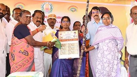 சிவகங்கை மாவட்டத்தில் 4.19 லட்சம் குடும்ப அட்டைதாரா்களுக்கு பொங்கல் பரிசு தொகுப்பு வழங்கும் பணி தொடக்கம்