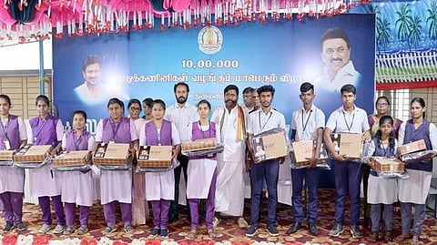 ஆலங்குளம் கல்லூரி மாணவா்களுக்கு 444 மடிக்கணினிகள் வழங்கல்