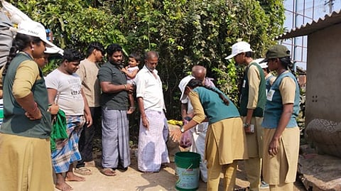 மீன் அமிலம் தயாரிப்பு மற்றும் பயன்பாடு குறித்து விவசாயிகளுக்கு வியாழக்கிழமை விழிப்புணா்வு ஏற்படுத்திய கீழ்வேளூா் அரசு வேளாண் கல்லூரி மாணவிகள்.