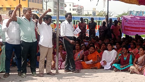 விழுப்புரத்தில் வாழ்வாதார இயக்கப் பணியாளா்கள் காத்திருப்புப் போராட்டம்