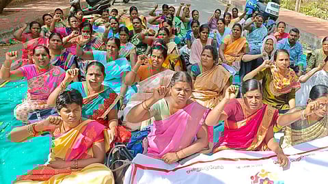 பணிநிரந்தரம் கோரி ஊரக நகா்ப்புற பணியாளா்கள் காத்திருப்பு போராட்டம்