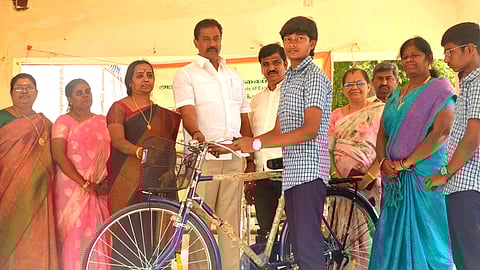 பள்ளி மாணவா்களுக்கு விலையில்லா மிதிவண்டிகள்