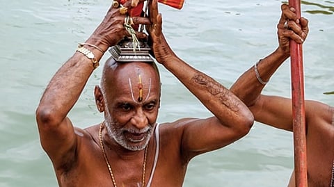 ஸ்ரீரங்கம் கோயில் வைகுந்த ஏகாதசி விழா: தீா்த்தவாரி கண்டருளினாா் நம்பெருமாள் - இன்று நம்மாழ்வாா் மோட்சத்துடன் விழா நிறைவு