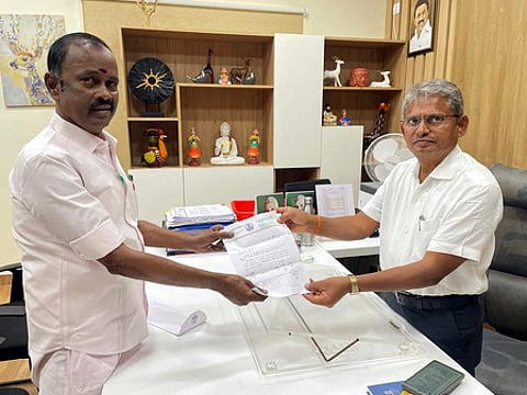 ஆரணி எம்எல்ஏ மாவட்ட அலுவலரிடம் கோரிக்கை மனு அளிப்பு