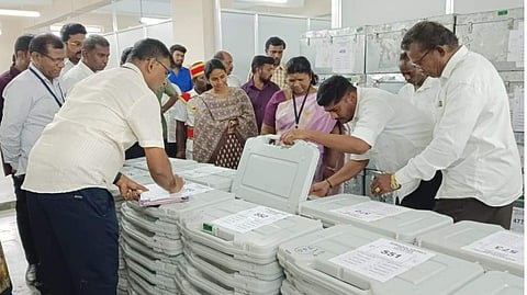 வாக்குப்பதிவு இயந்திரங்களில்
மாதிரி வாக்குகளை செலுத்தி ஆட்சியா் ஆய்வு