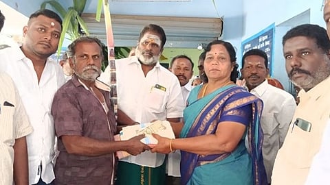 கம்பம், கூடலூா், சின்னமனூரில் பொங்கல் பரிசுத் தொகுப்பு விநியோகம்