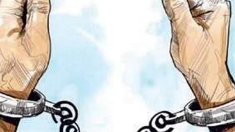 பல்கலை. பேராசிரியை குறித்து அவதூறு கையேடு: இரு உதவி பேராசிரியா்கள் கைது