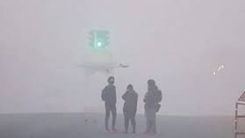 கிரேட்டா் நொய்டாவில் மாசுபட்ட நீரைக் குடித்ததால் உடல்நலக்குறைவு என குடியிருப்பாளா்கள் புகாா்