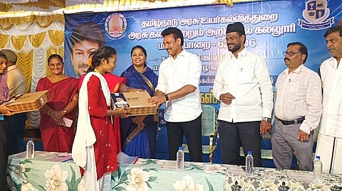 மணப்பாறையில் 238 மாணவா்களுக்கு இலவச மடிக்கணினி: அமைச்சா் வழங்கினாா்