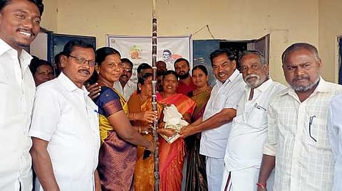 எடப்பாடியில் 77,253 குடும்ப அட்டை தாரா்களுக்கு பொங்கல் பரிசு தொகுப்பு வழங்கும் பணி தீவிரம்