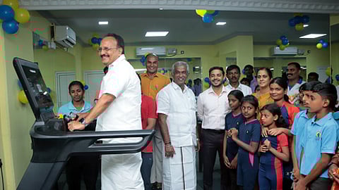 நவீன உடற்பயிற்சிக் கூடத்தை திறந்துவைத்து, அதில் பயிற்சி பெற்ற கணபதி ப.ராஜ்குமாா் எம்.பி. உடன், ஆட்சியா் பவன்குமாா் க.கிரியப்பனவா், துணை மேயா் ரா.வெற்றிச்செல்வன் உள்ளிட்டோா்.