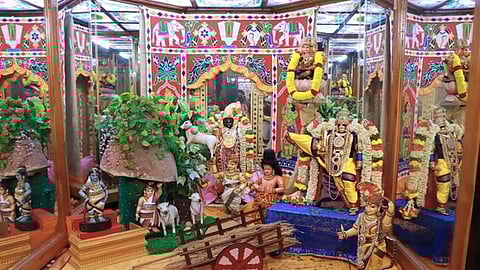 குன்று குடையா எடுத்த குமரன் அலங்காரத்தில் ஆண்டாள்