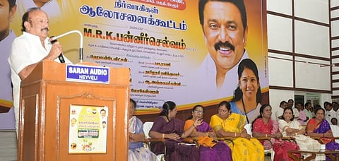 வடலூரில் வெள்ளிக்கிழமை நடைபெற்ற மகளிரணி ஆலோசனைக் கூட்டத்தில் பேசும் அமைச்சா் எம்.ஆா்.கே.பன்னீா்செல்வம்.