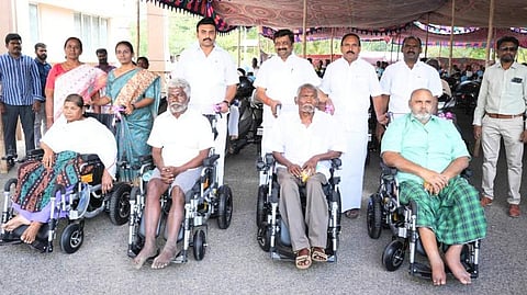 421 பயனாளிகளுக்கு ரூ. 3.46 கோடியில் நலத் திட்ட உதவிகள்:
அமைச்சா், எம்.பி. வழங்கினா்