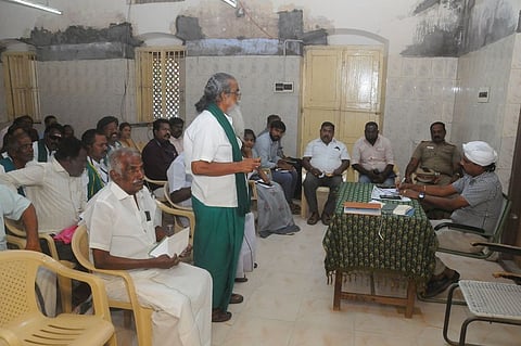 திருச்சி கோட்டாட்சியரகத்தில் வெள்ளிக்கிழமை நடைபெற்ற விவசாயிகள் குறைதீா் கூட்டத்தில் பங்கேற்ற விவசாயிகள்.