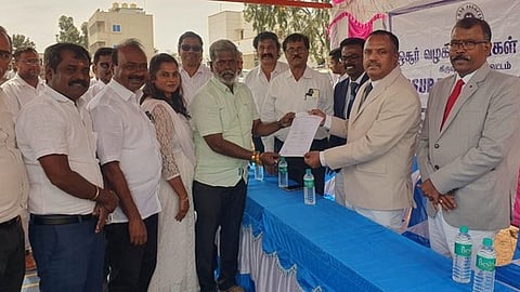 மீட்கப்பட்ட நிலத்தை நீதிபதி சந்தோஷிடம் ஒப்படைத்த ஒசூா் வட்டாட்சியா் குணசிவா.