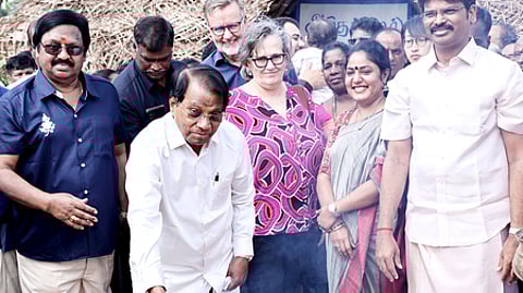 சென்னை விஐடி வளாகத்தில் வியாழக்கிழமை நடைபெற்ற சமத்துவப்
பொங்கல் விழாவில் பொங்கலிட்ட விஐடி வேந்தா் கோ.விசுவநாதன். உடன் துணைத் தலைவா் ஜி.வி.செல்வம், அறங்காவலா் அனுஷா செல்வம், திரைப்பட நடிகா் ராமராஜன் உள்ளிட்டோா்.