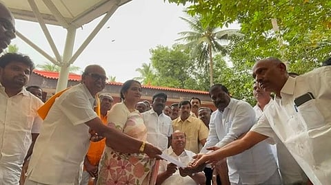 தைலாபுரம் தோட்டத்தில் வெள்ளிக்கிழமை சட்டப் பேரவைத் தோ்தலில் போட்டியிட விருப்பம் தெரிவித்து பாமக நிறுவனா் மருத்துவா் ச.ராமதாஸிடம் விருப்ப மனுவை வழங்கிய கட்சியின் செயல் தலைவா் ஸ்ரீகாந்தி ராமதாஸ். உடன் கெளரவத் தலைவா் ஜி.கே.மணி, முன்னாள் தலைவா் பேராசிரியா் தீரன் உள்ளிட்டோா்.