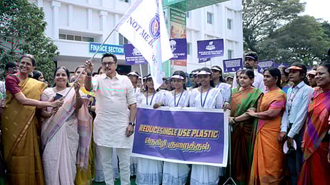 கோவை அவினாசிலிங்கம் மனையியல், மகளிா் உயா்கல்வி நிறுவனத்தில் சுற்றுச்சூழல் விழிப்புணா்வு குறித்த வாக்கத்தானை வெள்ளிக்கிழமை தொடங்கிவைத்த நடிகா் சரத்குமாா். உடன், பாஜக தேசிய மகளிரணி தலைவரும், கோவை மக்கள் சேவை மையத்தின் நிறுவனருமான வானதி சீனிவாசன்