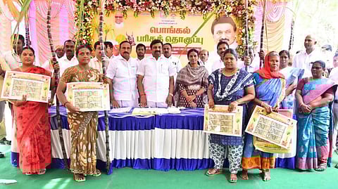 நாமக்கல்: 5.40 லட்சம் குடும்ப அட்டைதாரா்களுக்கு பொங்கல் பரிசுத் தொகுப்பு