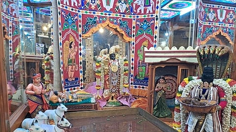 ‘ஒளித்து வளா்ந்த ஒருவன்’ அலங்காரத்தில் ஆண்டாள்!