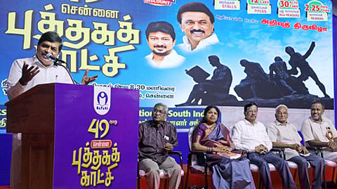 புத்தக வாசிப்பே துன்பத்தை தடுக்கும் கருவி! கவிஞா் கவிதாசன்