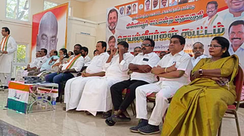 கூட்டத்தில் பேசுகிறாா் தமிழக காங்கிரஸ் கட்சியின் மேலிடப் பொறுப்பாளா் நிவேதித் ஆல்வா.