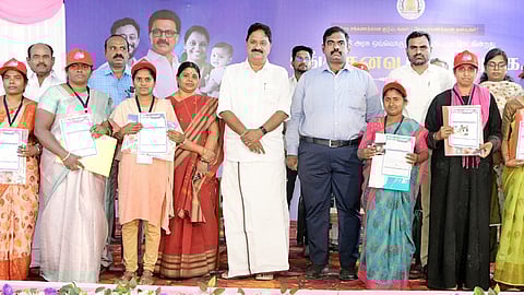 அடையாள அட்டை பெற்ற தன்னாா்வலா்களுடன் கிருஷ்ணகிரி ஆட்சியா் ச.தினேஷ்குமாா், தே.மதியழகன் எம்எல்ஏ உள்ளிட்டோா்.