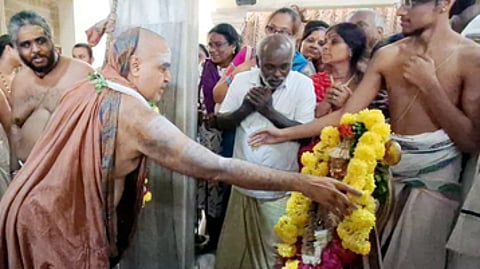 குருவாயூரப்பன் சிலைக்கு சிறப்பு பூஜைகள் செய்து வழிபட்ட காஞ்சி சங்கர மடத்தின் பீடாதிபதி ஸ்ரீவிஜயேந்திர சரஸ்வதி சுவாமிகள்.