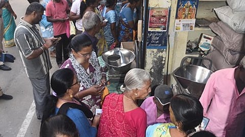சென்னை நுங்கம்பாக்கம் ராமா தெருவில் உள்ள நியாயவிலைக் கடையில் பொங்கல் பரிசு தொகுப்பைப் பெற நீண்ட வரிசையில் காத்திருந்த பொதுமக்கள்.