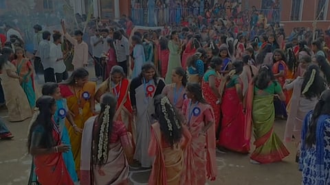 பொங்கல் கொண்டாட்டத்தில் ஈடுபட்ட மாணவ, மாணவிகள்.