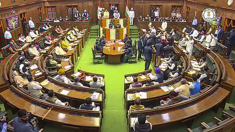 அவை நடவடிக்கைக்கு இடையூறு செய்ததாக தில்லி பேரவை குளிா்கால கூட்டத்தொடரிலிருந்து ஆம் ஆத்மி எம்எல்ஏக்கள் நால்வா் இடைநீக்கம்