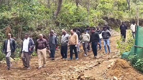 கொடைக்கானல் - கும்பக்கரை வரை ரோப்காா் அமைப்பது குறித்து டால்பின் நோஸ் செல்லும் சாலையை வெள்ளிக்கிழமை பாா்வையிட்டு ஆய்வு நடத்திய மெட்ரோ தொழில்நுட்ப அதிகாரிகள் உள்ளிட்டோா்.