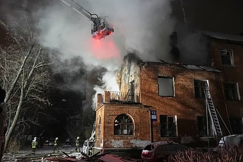 கீவ் நகரில் ரஷியா நடத்திய தாக்குதலால் சேதமடைந்த கட்டடத்தில் வெள்ளிக்கிழமை நடைபெற்ற மீட்புப் பணி.