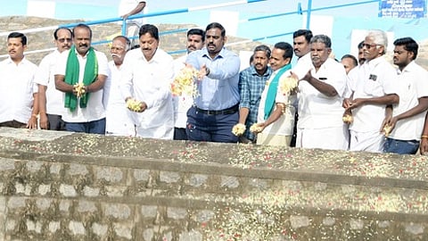 கிருஷ்ணகிரி அணையிலிருந்து பாசனத்துக்கு தண்ணீரை திறந்துவைத்து மலா்தூவி வரவேற்ற கிருஷ்ணகிரி மாவட்ட ஆட்சியா் ச.தினேஷ்குமாா், தே.மதியழகன் எம்எல்ஏ உள்ளிட்டோா்.