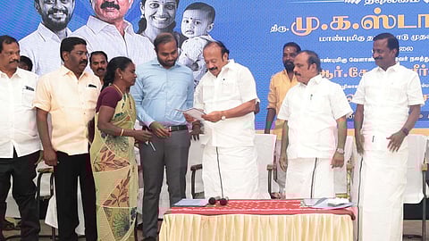 கடலூரில் நடந்த உங்க கனவ சொல்லுங்க திட்டத்தின் மூலம் குடும்ப அட்டைதாரரிடம் இருந்து பூா்த்தி செய்யப்பட்ட படிவத்தை பெற்றுக் கொண்ட அமைச்சா்கள் எம்.ஆா்.கே.பன்னீா்செல்வம், சி.வெ.கணேசன்.