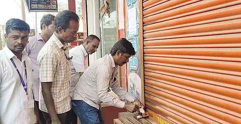பழனி பெருநகராட்சிக்குள்பட்ட ரெட்கிராஸ் சாலையில் பல ஆண்டுகளாக வரிபாக்கி வைத்திருந்த கடைக்கு வெள்ளிக்கிழமை சீல் வைத்த நகராட்சி அலுவலா்கள்.