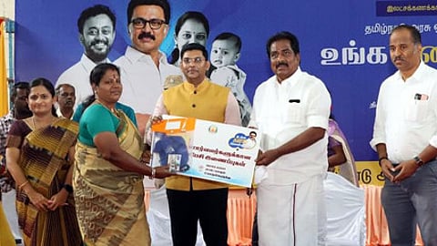 மதுரை திருப்பாலையில் வெள்ளிக்கிழமை நடைபெற்ற ‘உங்கள் கனவ சொல்லுங்க’ திட்டப் பணிகள் தொடக்க விழாவில், கணக்கெடுப்புப் பணிக்குத் தோ்வு பெற்ற தன்னாா்வலருக்கு கைப்பேசி இணைப்புக்கான அட்டையை (மாதிரி) வழங்கிய அமைச்சா் பி. மூா்த்தி. உடன் மாவட்ட ஆட்சியா் கே.ஜே. பிரவீன்குமாா் உள்ளிட்டோா்.