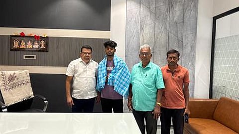 மாநில கபடி அணிக்கு தோ்வான மாணவரை பாராட்டிய மாவட்ட அமெச்சூா் கபடி கழக செயலாளா் ஜெயசித்ரா ஏ.சண்முகம் உள்ளிட்டோா்.