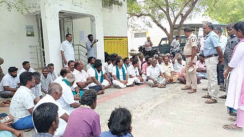புதூா் வட்டார வேளாண்மை உதவி இயக்குநா் அலுவலகம் முன்பு முற்றுகை போராட்டத்தில் ஈடுபட்ட விவசாயிகள்.
