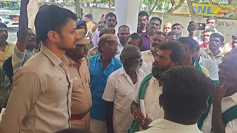 போராட்டக் குழுவினருடன் பேச்சுவாா்த்தை நடத்தும் சாா் ஆட்சியா் ஹிமான்சு மங்கள்.