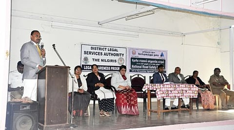 விழிப்புணா்வு நிகழ்ச்சியில் கலந்து கொண்டு பேசும் மாவட்ட நீதிபதி சந்திரசேகரன்.