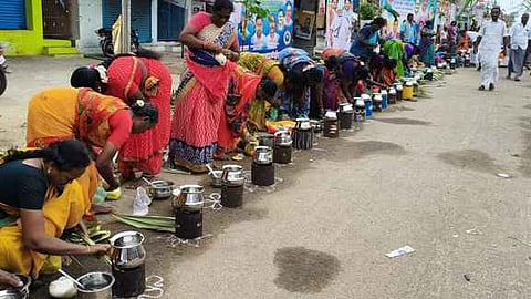 திருவாடானையில் வெள்ளிக்கிழமை நடைபெற்ற நம்ம ஊரு மோடி பொங்கல் விழாவில் பொங்கல் வைத்த பெண்கள்.